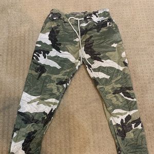 Women’s drawstring camo pants. Size large  Lightweight. Cute